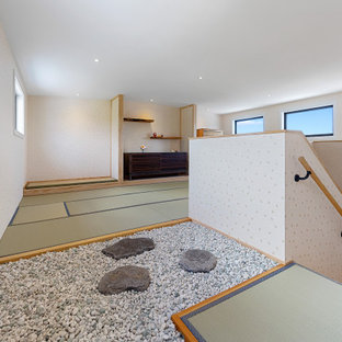 Asiatisches Schlafzimmer mit weißer Wandfarbe, Tatami-Boden und Tapetenwänden in Auckland