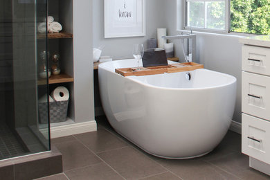 Example of a mid-sized trendy master gray tile and porcelain tile porcelain tile and gray floor bathroom design in Los Angeles with shaker cabinets, white cabinets, a two-piece toilet, gray walls, an undermount sink, quartz countertops and a hinged shower door