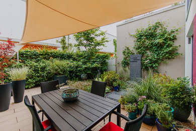 Пример оригинального дизайна: маленький участок и сад на заднем дворе в современном стиле с мощением тротуарной плиткой для на участке и в саду