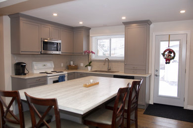 Inspiration for a timeless kitchen remodel in Toronto