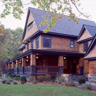 Großes, Drei- oder mehrstöckiges, Braunes Klassisches Haus mit Holzfassade und Satteldach in New York