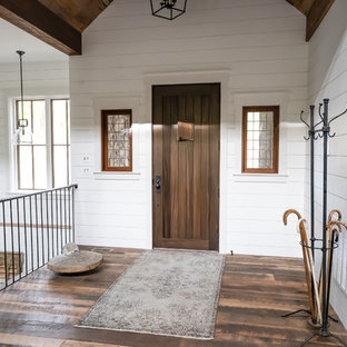 Landhausstil Eingang mit hellbrauner Holztür Ideen, Design & Bilder