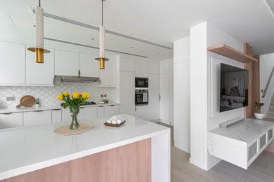 Imagen de cocinas en U moderno con armarios con paneles lisos, puertas de armario blancas y una isla