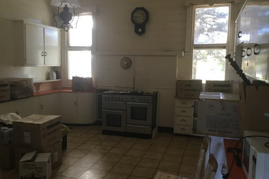 This is an example of a country kitchen in Melbourne.