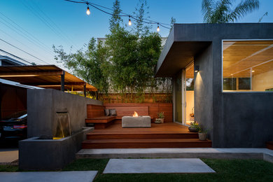 Example of a minimalist patio design in Los Angeles
