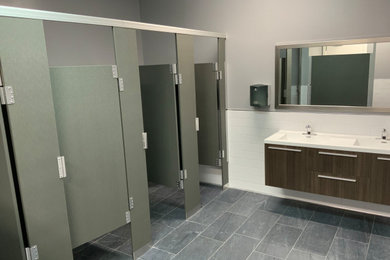 Diseño de cuarto de baño flotante moderno con baldosas y/o azulejos blancos, baldosas y/o azulejos de porcelana, paredes grises, suelo de baldosas de porcelana y suelo gris
