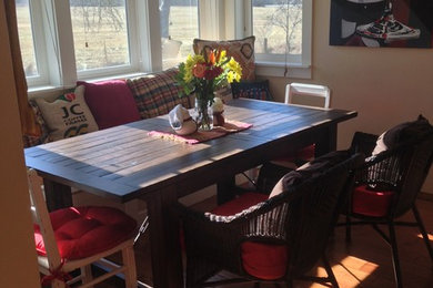 Example of a country home design design in Seattle