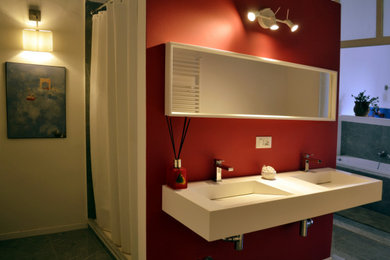Imagen de cuarto de baño principal, doble y flotante grande con bañera encastrada, ducha abierta, lavabo suspendido, encimera de acrílico, ducha con cortina y encimeras blancas