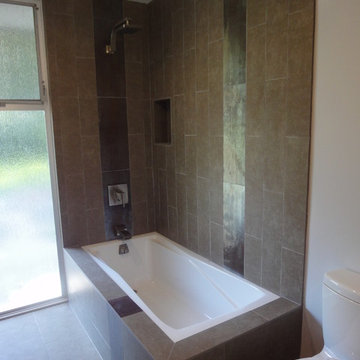 Mid-century contemporary bathroom
