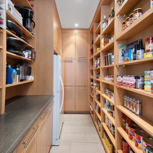 Aménagement d'une arrière-cuisine parallèle contemporaine avec un placard sans porte, des portes de placard en bois clair, un plan de travail en stratifié, un électroménager blanc, un sol en carrelage de porcelaine et un sol beige.