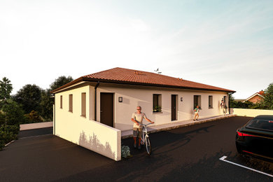 Exemple d'une grande façade de maison mitoyenne blanche moderne en brique avec un toit à quatre pans, un toit en tuile et un toit marron.