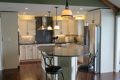 Kitchen - traditional kitchen idea in Indianapolis