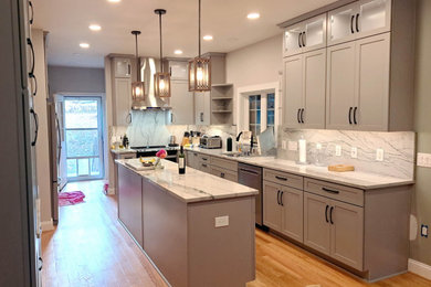 Elegant kitchen photo in Richmond