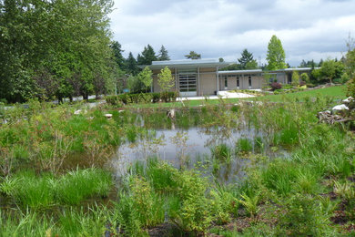 Example of a transitional home design design in Seattle
