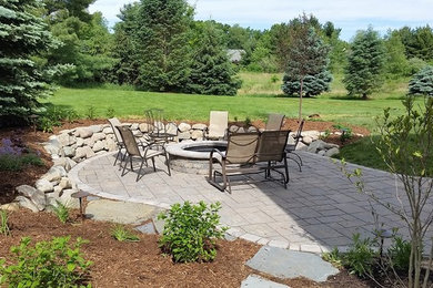 Photo of a traditional landscaping in Grand Rapids.