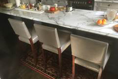 Immagine di una cucina chic con top in marmo e top grigio