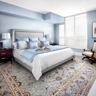 Cette image montre une chambre traditionnelle de taille moyenne avec un mur bleu et un sol multicolore.