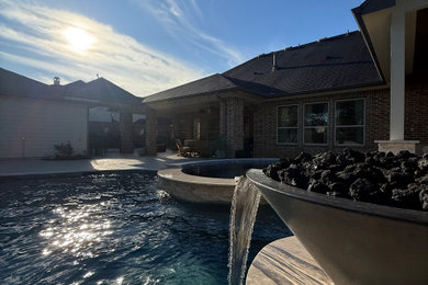 Elegant pool photo in Houston