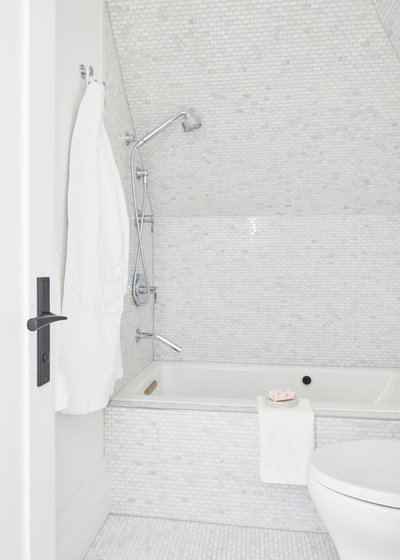 Bathroom by Dvira Interiors