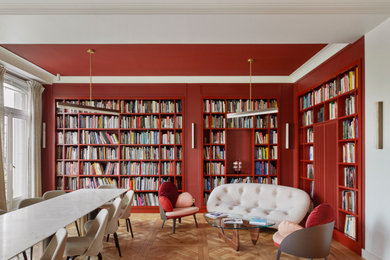 Réalisation d'une très grande salle de séjour design ouverte avec une bibliothèque ou un coin lecture, un mur rouge, un sol en bois brun, un téléviseur dissimulé, un plafond décaissé et éclairage.