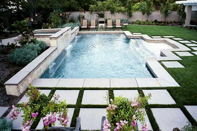 Пример оригинального дизайна: большой бассейн произвольной формы на заднем дворе в средиземноморском стиле с джакузи и мощением тротуарной плиткой