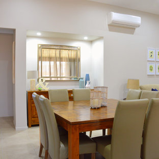 タウンズビルの小さいトランジショナルスタイルのLDKの画像 (ベージュの壁、セラミックタイルの床)