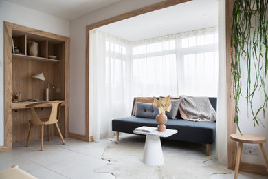 Cette image montre un salon asiatique avec un mur blanc, un sol en carrelage de céramique et un sol gris.