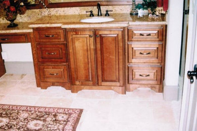 Example of a classic home design design in Houston
