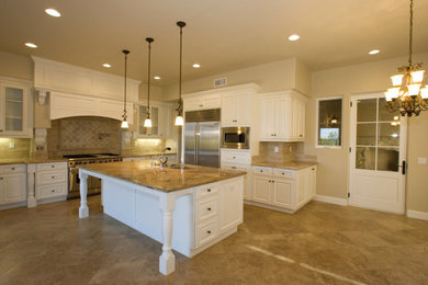 Kitchen - traditional kitchen idea in Orange County