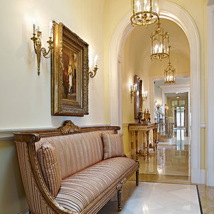 Klassisk inredning av en mellanstor hall, med gröna väggar, marmorgolv och vitt golv