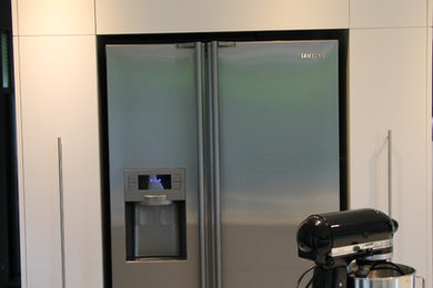 Kitchen - contemporary kitchen idea in Le Havre