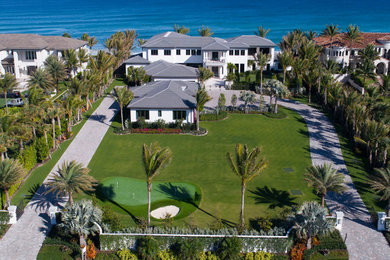 マイアミにあるラグジュアリーな巨大なビーチスタイルのおしゃれな家の外観 (漆喰サイディング) の写真