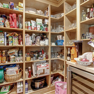 Mittelgroße Industrial Küche in L-Form mit Vorratsschrank, hellen Holzschränken, Küchengeräten aus Edelstahl, hellem Holzboden und braunem Boden in Los Angeles