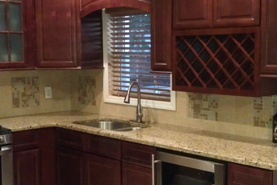 Kitchen - traditional kitchen idea in Oklahoma City