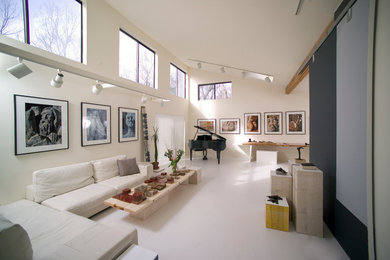 Family room - modern family room idea in New York