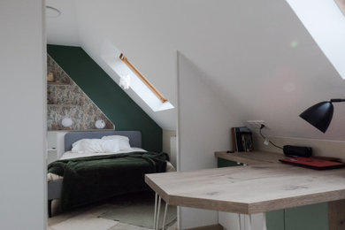 Inspiration pour une petite chambre mansardée ou avec mezzanine beige et blanche minimaliste avec un mur vert, sol en stratifié, un sol beige et dressing.