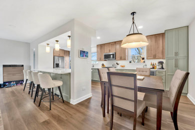 Dining room photo in Chicago