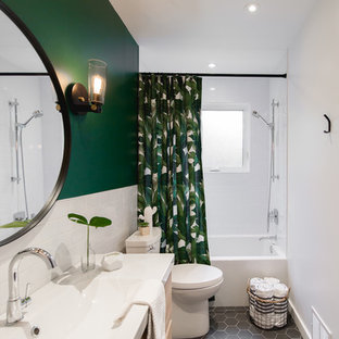 Esempio di una piccola stanza da bagno con doccia minimalista con ante lisce, vasca ad alcova, vasca/doccia, WC monopezzo, piastrelle bianche, pareti verdi, pavimento con piastrelle in ceramica, top in quarzite, top bianco, pavimento grigio, ante in legno chiaro, piastrelle diamantate e lavabo a consolle