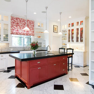 На фото: кухни в классическом стиле с фасадами с декоративным кантом и красными фасадами
