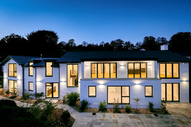 Modelo de fachada de casa blanca minimalista grande de dos plantas con revestimiento de estuco