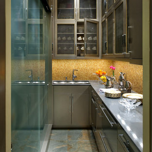 Свежая идея для дизайна: маленькая угловая кухня в современном стиле с кладовкой, врезной раковиной, плоскими фасадами, серыми фасадами, столешницей из акрилового камня, желтым фартуком, фартуком из плитки мозаики, техникой из нержавеющей стали и полом из сланца без острова - отличное фото интерьера