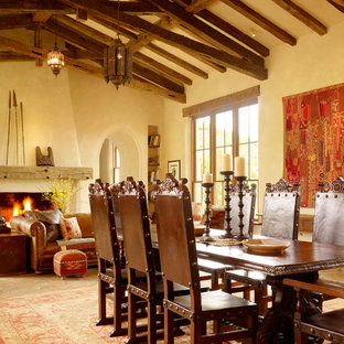 Идея дизайна: гостиная-столовая в средиземноморском стиле с бежевыми стенами