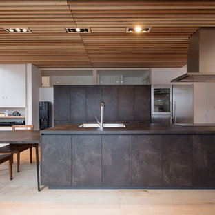 cuisine moderne avec des portes de placard en bois vieilli