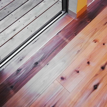 リビングルームから中庭のベランダへ出る