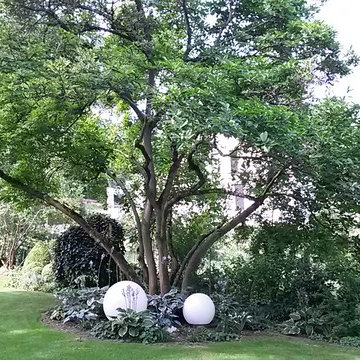 Großzügiger Villengarten im viktorianischen Stil