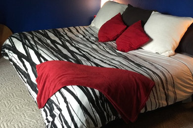 フェニックスにある小さなコンテンポラリースタイルのおしゃれな客用寝室 (ベージュの壁、スレートの床、茶色い床) のレイアウト