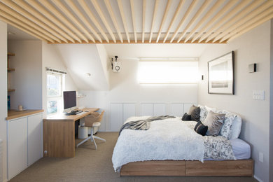 高級な小さな北欧スタイルのおしゃれなオープンリビング (白い壁、カーペット敷き、壁掛け型テレビ、グレーの床、格子天井、壁紙) の写真