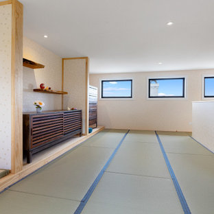 Asiatisches Schlafzimmer mit weißer Wandfarbe, Tatami-Boden und Tapetenwänden in Auckland