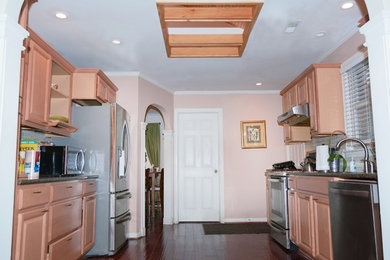 Kitchen - traditional kitchen idea in Richmond