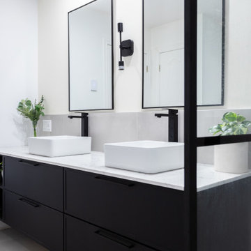 BLACK AND WHITE BATHROOM